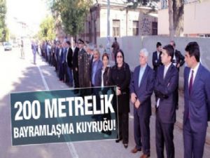 Bakan Arslan'a 200 metrelik Bayramlaşma Kuyruğu