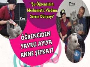 Kars'ta Öğrenci'den Yavru Ayıya Anne Şefkati