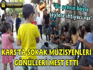 Kars'ta Sokak Müzisyenleri İlgi Odağı Oldu