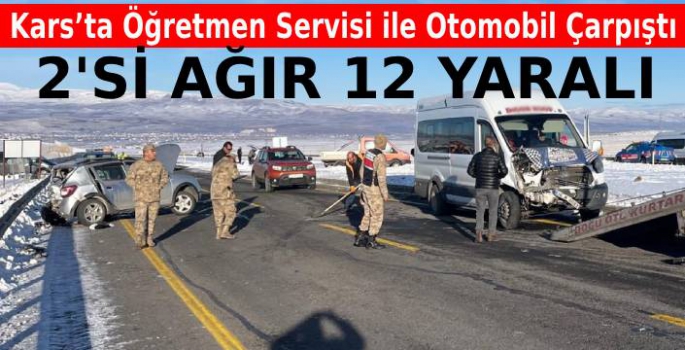 Kars'ta Öğretmen Servisi ile Otomobil Çarpıştı